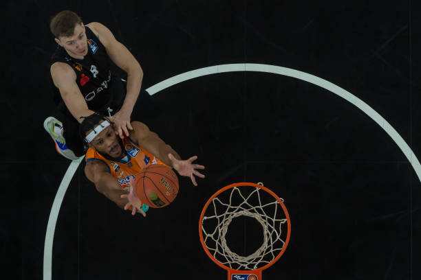 巴萨队长更 巴萨队长更